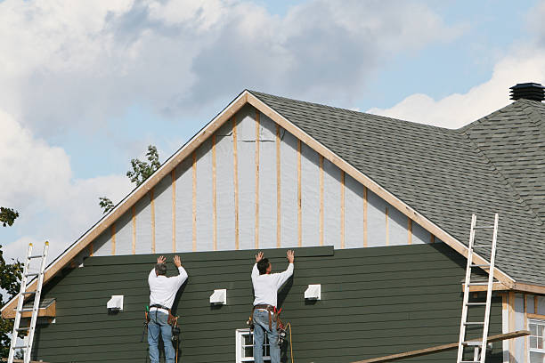 Professional Siding technician working in Fort Myers Beach, FL